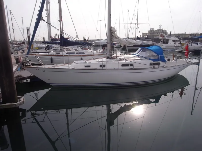 Liamar docked at pontoon in Cowes Marina